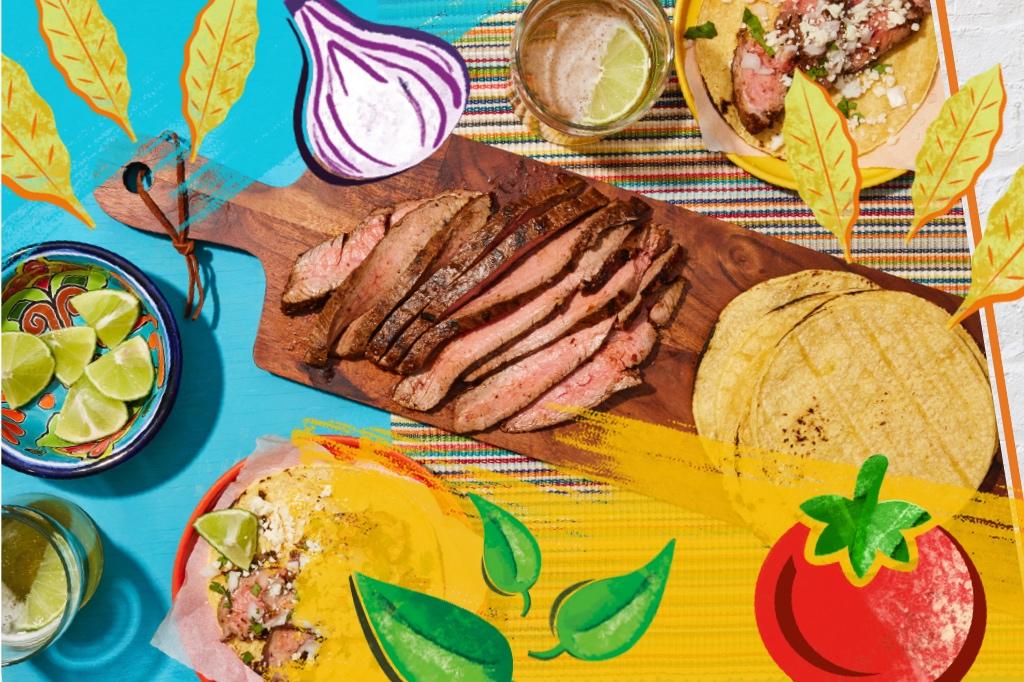 Carne asada de corte grueso sobre una tabla de madera, con salsas, tortillas y tacos de carne asada con queso cotija por encima